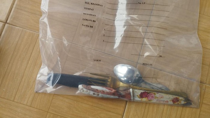 Penampakan barag bukti pisau dapur yang diduga digunakan perampok untuk menusuk leher IRT di Jambi