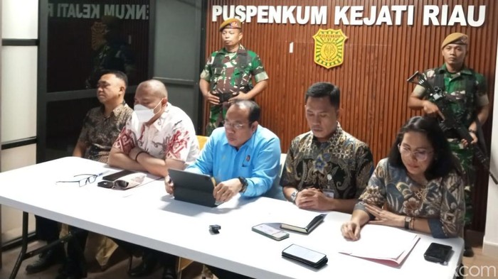Plt Kajati Riau saat rilis ungkap kasus BPR Indra Arta. (Foto: Dok Raja Adil Siregar).