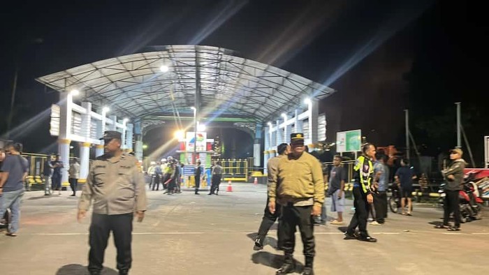 Polisi besama TNI hingga Damkar respons cepat mengamankan objek vital nasional di lokasi kebakaran kilang minyak di Dumai, Riau, Rabu (1/10/2025) malam.