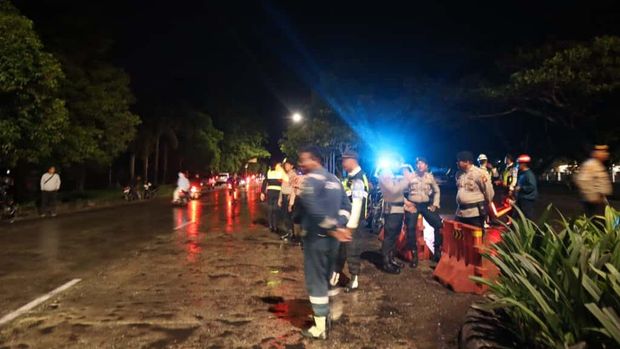 Polisi besama TNI hingga Damkar respons cepat mengamankan objek vital nasional di lokasi kebakaran kilang minyak di Dumai, Riau, Rabu (1/10/2025) malam.