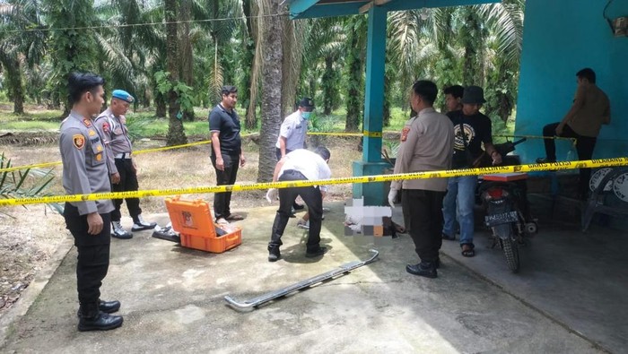Polisi melakukan olah TKP penemuan mayat di depan rumah warga di Tambusai Utara, Rokan Hulu, Rabu (1/10/2025).