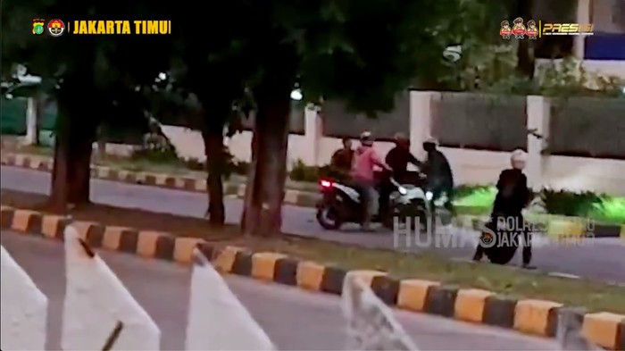 Polisi menangkap seorang pelaku begal di Cakung, Jaktim. Pelaku berinisial FL tersebut ternyata pernah dipenjara alias residivis. (dok IG @polresmetrojaktim)