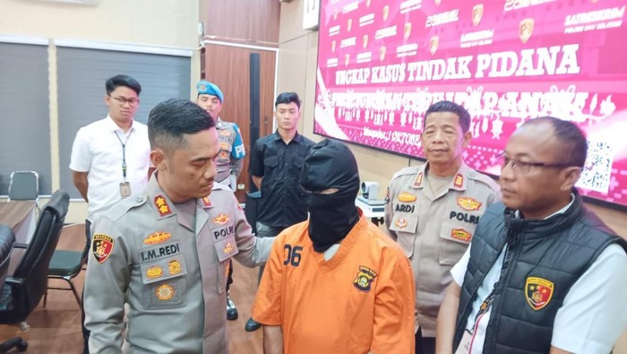 Polisi saat menginterogasi pelaku pemerkosaan di OKU Selatan