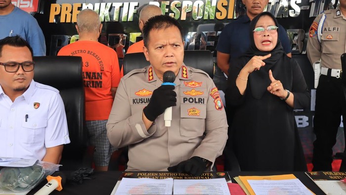 Polres Metro Bekasi Kota menggelar konferensi pers kasus dua kakek kembar bersaudara cabuli wanita disabilitas, Rabu (1/10/2025).