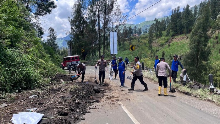 Polsek Sukapura Polres Probolinggo bersihkan material longsor di akses wisata Bromo