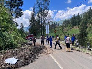 Gercep Polsek Sukapura Probolinggo Bersihkan Longsor di Akses Wisata Bromo
