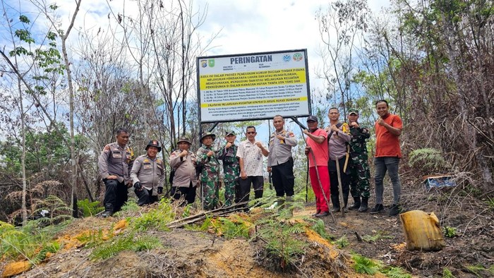 Polres Rohul memasang plang peringatan aktivitas di lahan bekas karhutla, Kamis (2/10/2025).