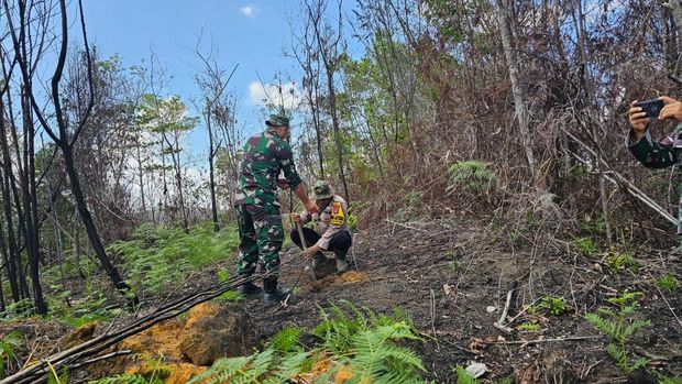 Polres Rohul memasang plang peringatan aktivitas di lahan bekas karhutla, Kamis (2/10/2025).