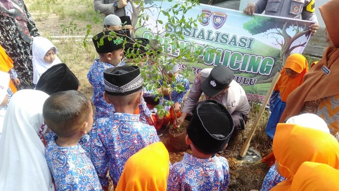 Polres Rohul mengajarkan anak SD hingga TK mencintai alam dan lingkungan dengan menanam pohon, Kamis (2/10/2025).