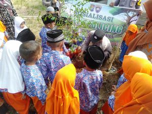 Tumbuhkan Kecintaan Lingkungan, Polisi di Rohul Ajak Anak TK-SD Tanam Pohon