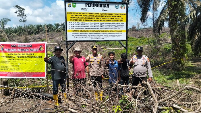 Polsek Rambah Samo, Rokan Hulu memasang plang peringatan di area lahan bekas karhutla, Kamis (2/10/2025).