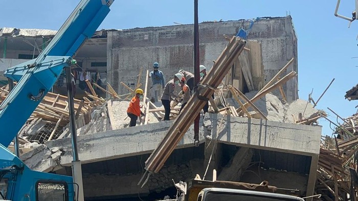 Prooses pengangkatan puing Ponpes Al Khoziny yang ambruk