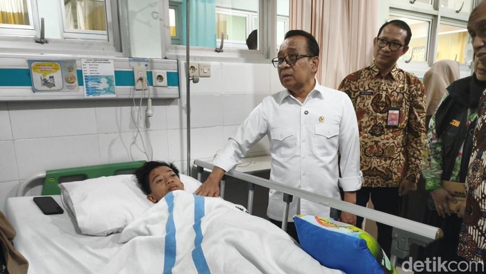 Menteri Koordinator Pembangunan Manusia dan Kebudayaan (PMK) Pratikno menjenguk salah satu santri Al Khoziny yang selamat