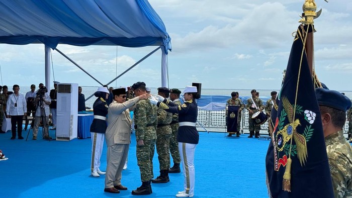 Prabowo beri tanda kehormatan ke prajurit dan satuan TNI berprestasi di atas KRI (Eva/detikcom)