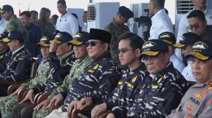 Prabowo dan Gibran saksikan sailing pass TNI AL di Teluk Jakarta (dok. YouTube Setpres)
