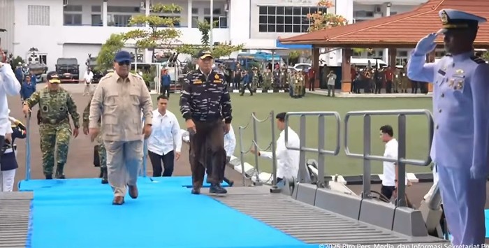 Prabowo naik KRI dr Radjiman Wedyodiningrat-992 ke Teluk Jakarta (dok. YouTube Setpres)