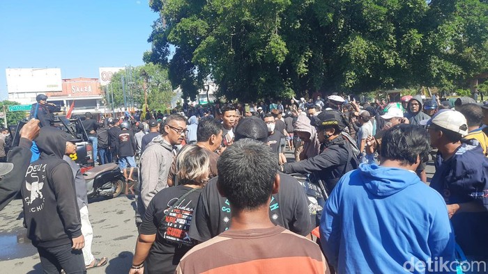 Suasana ramai-ramai di depan posko Masyarakat Pati Bersatu, Kamis (2/10/2025).