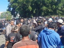 Pria Bersajam Diamankan Warga di Depan Posko Masyarakat Pati Bersatu