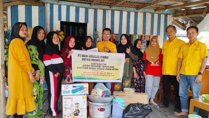PT BAP menyalurkan bantuan kepada UMKM di desa binaan.