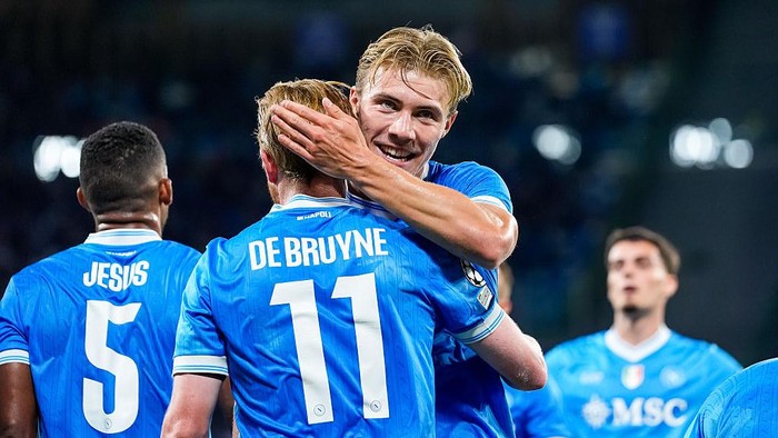 Rasmus Hojlund of SSC Napoli celebrates with Kevin De Bruyne after scoring first goal during the UEFA Champions League 2025/26 League Phase MD2 match between SSC Napoli and Sporting Lisbon at Stadio Diego Armando Maradona on October 1, 2025 in Neaples, Italy. (Photo by Giuseppe Maffia/NurPhoto via Getty Images)