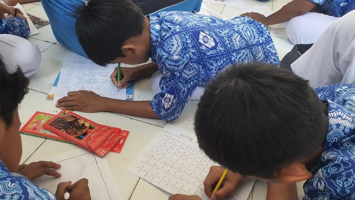 Rayakan Hari Batik Nasional, Siswa SMP di Lamongan Desain Motif Batik dari Kalender Bekas