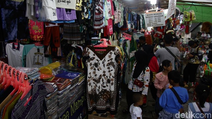 Para pedagang souvenir melayani pembeli di Pasar Lenggang Jakarta, IRTI Monas.