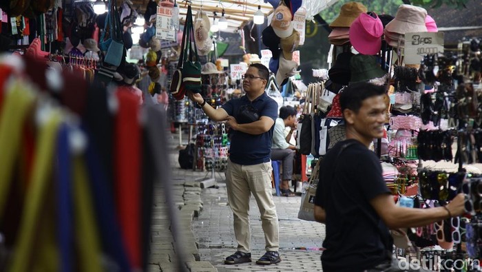 Para pedagang souvenir melayani pembeli di Pasar Lenggang Jakarta, IRTI Monas.