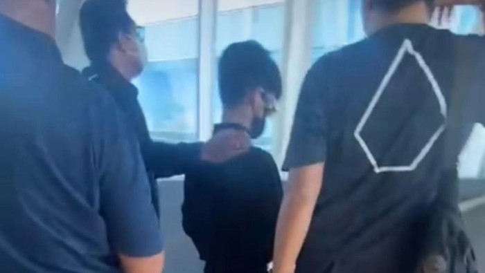 Rizky Kabah digiring di Bandara Supadio Pontianak.