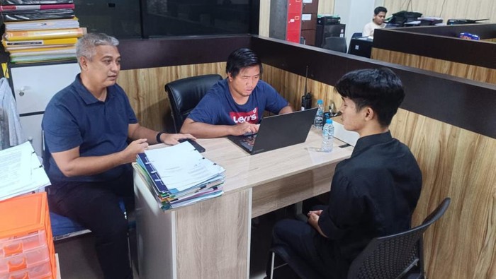 Rizky Kabah diperiksa di Polda Kalimantan Barat dan ditetapkan jadi tersangka.