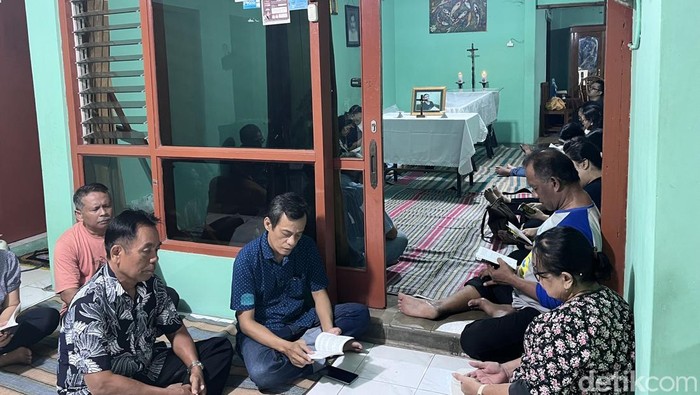 Suasana rumah duka Clara Sumarwati, pendaki perempuan pertama Gunung Everest di Kampung Minggiran, Suryodiningratan, Mantrijeron, Kota Jogja, Kamis (2/10/2025).