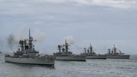 KRI Ahmad Yani (351), KRI Yos Sudarso (353), KRI Oswald Siahaan (354) dan KRI Abdul Halim Perdanakusuma (355) mengikuti Sailing Pass di perairaan Teluk Jakarta, Kamis (2/10/2025). Parade yang diikuti 51 kapal perang tersebut digelar dalam rangka peringatan Hari Ulang Tahun Ke-80 Tentara Nasional Indonesia (TNI). ANTARA FOTO/Hafidz Mubarak A