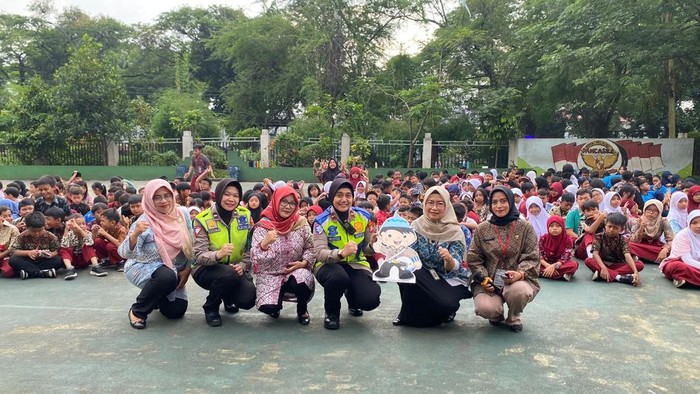 Satlantas Polres Metro Tangerang Kota mengedukasi siswa SD tentang keselamatan dan ketertiban berlalu lintas, Kamis (2/10/2025).