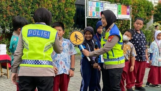 Satlantas Polres Metro Tangerang Kota mengedukasi siswa SD tentang keselamatan dan ketertiban berlalu lintas, Kamis (2/10/2025).