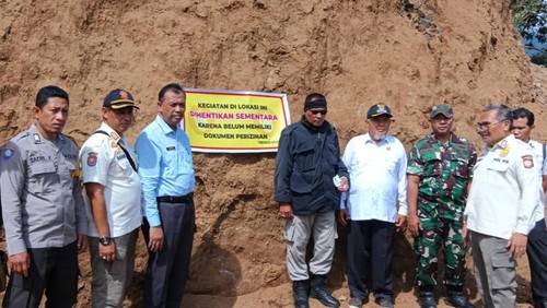 Satpol PP menutup lokasi proyek pembangunan penginapan di Sembalun, Lombok Timur, NTB, Rabu (1/10/2025). (Foto: Dok. Satpol PP Lombok Timur)