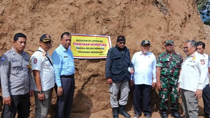 Satpol PP menutup lokasi proyek pembangunan penginapan di Sembalun, Lombok Timur, NTB, Rabu (1/10/2025). (Foto: Dok. Satpol PP Lombok Timur)