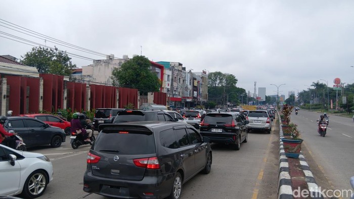 Uji coba one way Jalan AKBP Cek Agus Palembang, warga keluhkan macet di Jalan Basuki Rahmat.