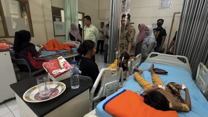 Sejumlah pelajar menjalani perawatan usai diduga keracunan MBG di Agam, Sumatera Barat. (Jeka Kampai/detikSumut)