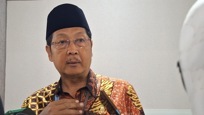 Sekda Mataram, Lalu Alwan Basri, saat diwawancarai, Kamis (2/10/2025). (Nathea Citra/detikBali)