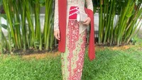 Dalam  akun Instagramnya, Prisia Nasution sering lho berbaju batik dalam ragam momen. (Instagram)