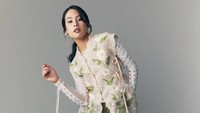 Dalam postingan Instagramnya, Maudy Ayunda membagikan foto cantiknya dalam paduan celana batik berwana hijau daun, sembari mengucapkan Hari Batik (Instagram)