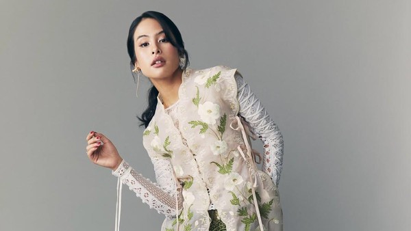 Lihat Deretan Foto Selebriti Cantik Saat Berbaju Batik
