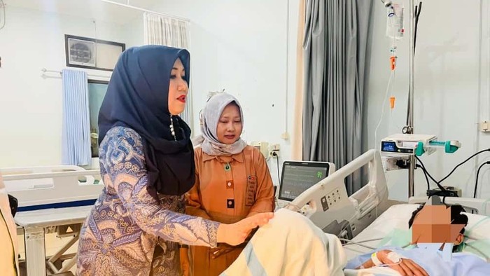 Senator DPD RI asal Jatim Lia Istifhama menjenguk Syahlendra Haical atau Haikal santri Ponpes Al Khoziny Sidoarjo