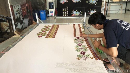 Seorang narapidana mengerjakan kerajinan batik di Lapas Kelas II A Lombok Barat, NTB, Kamis (2/10/2025). (Foto: M Zahiruddin/detikBali)