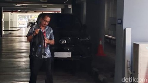 Seorang pejabat lingkup Pemkab Sumbawa usai diperiksa penyidik pidana khusus Kejati NTB, Kamis (2/10/2025).