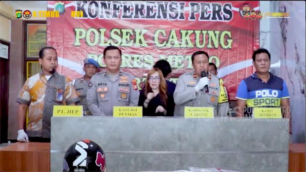 Seorang pria menjadi korban begal sadis di Cakung, Jaktim. Korban dibacok celurit dan motornya dirampas komplotan begal. (IG @polresmetrojaktim)