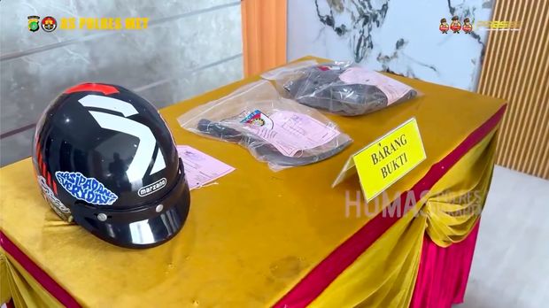 Seorang pria menjadi korban begal sadis di Cakung, Jaktim. Korban dibacok celurit dan motornya dirampas komplotan begal. (IG @polresmetrojaktim)