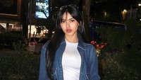 Shakira Jasmine mengatakan pernah gegara putus cinta membuat bisnisnya gulung tikar. Sempat bisnis F&B tapi gagal. Noodle bar, kayak chinesse noodle bar, aku bikin di Bandung. Tahu gak kenapa sudah gak ada? Karena bikinnya sama mantan. Jangan pernah bisnis sama mantan, ujarnya dilihat di YouTube Raditya Dika, Kamis (2/10/2025). (Foto: dok Instagram shakirajsmn)