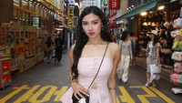 Shakira Jasmine juga sempat berakting. Ia pernah membintangi film seperti Dua Garis Biru (2019) dan Guru-Guru Gokil (2020), serta serial web seperti Code Helix (2021). (Foto: dok Instagram shakirajsmn)