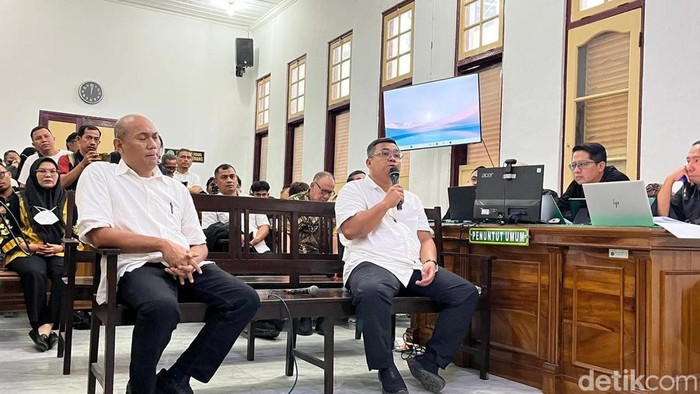Topan Ginting (kanan) dan Rasuli Efendi Siregar (kiri) saat bersaksi di PN Medan dalam kasus korupsi proyek jalan dengan terdakwa Kirun dan Rayhan