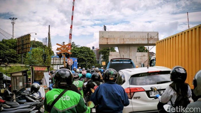 Situasi proyek pembangunan Flyover Nurtanio di Kota Bandung.